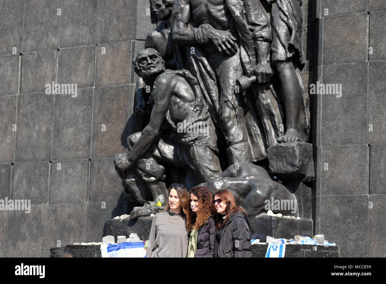 Varsovie Pologne visiteurs au monument aux héros du Ghetto de l'insurrection du Ghetto de Varsovie Banque D'Images