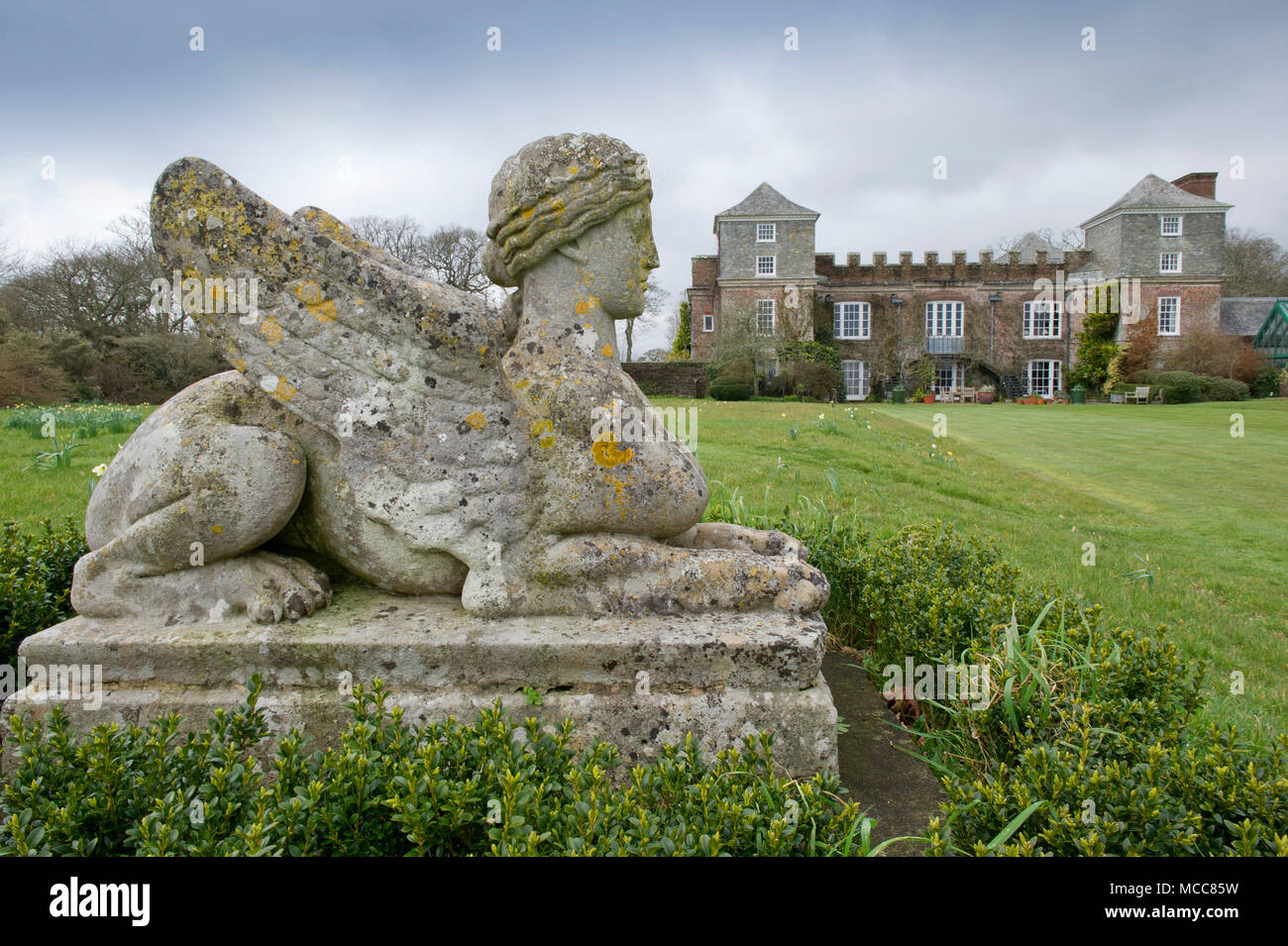 Lord et Lady Boyd (Simon & Alice Boyd) Château de Ince,Yorkshire,Cornwall,UK,montrant la folie shellhouse sphinx,Ornement de jardin,salon etc. Banque D'Images