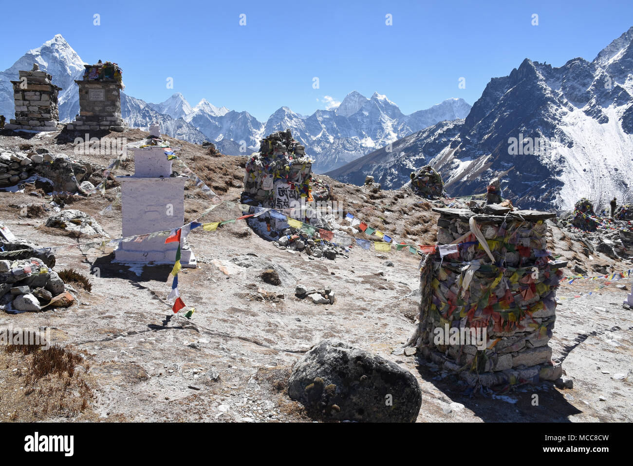 Monuments à la tombée entre les alpinistes Everest et Thukla Lobuche, Népal Banque D'Images