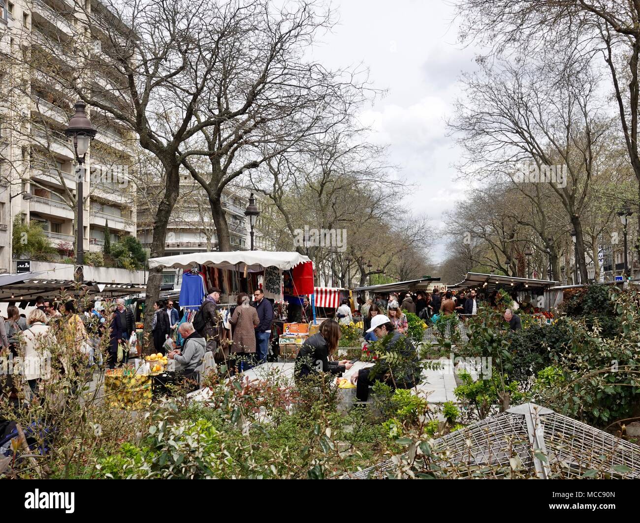 Des foules de gens shop et vous détendre à la Bastille dimanche marché. Paris, France. Banque D'Images