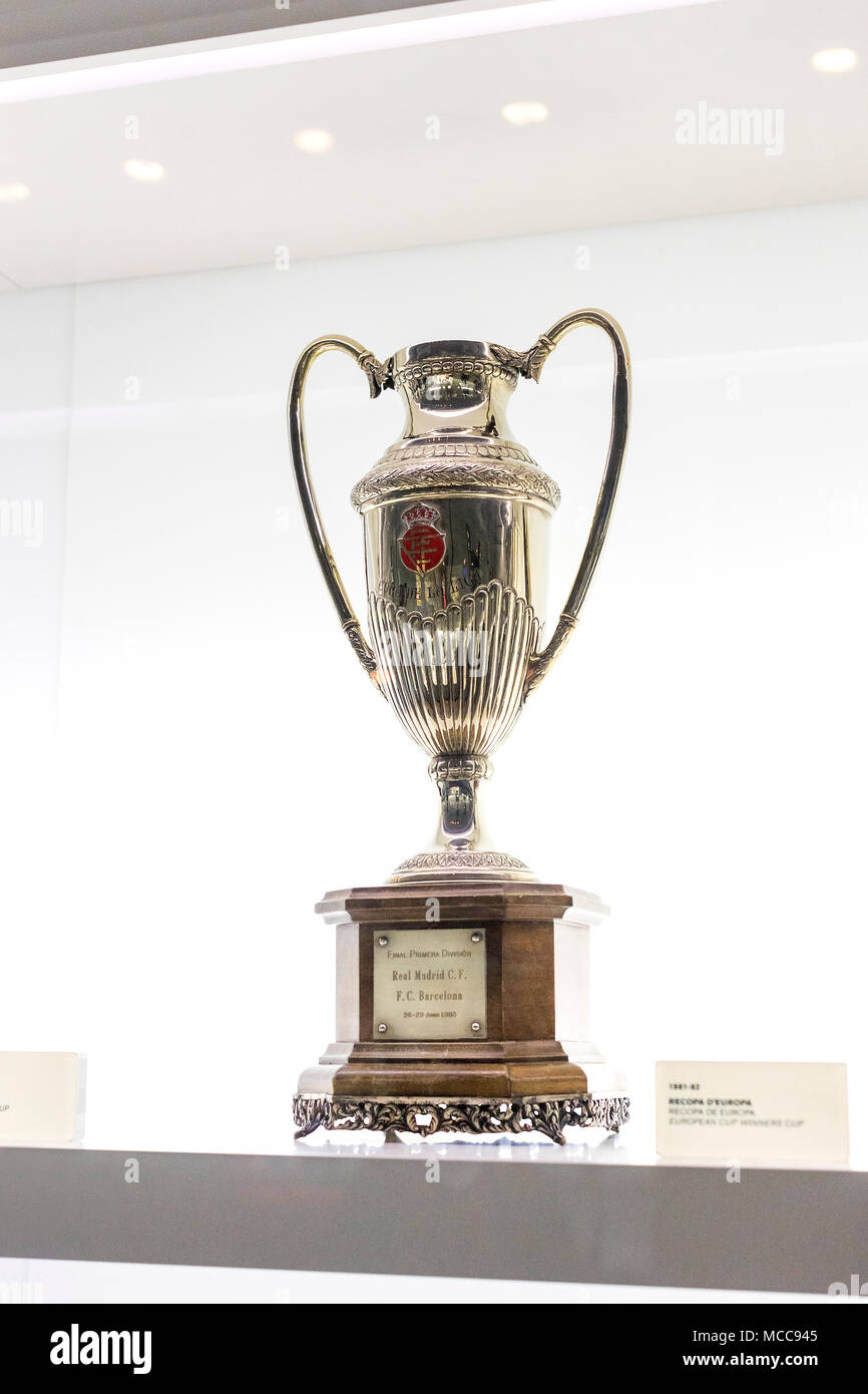 Barcelone, Espagne - 12 janvier 2018 : Le musée de trophées des coupelles et des bourses de l'équipe de FC Barcelone dans le Camp Nou. Banque D'Images