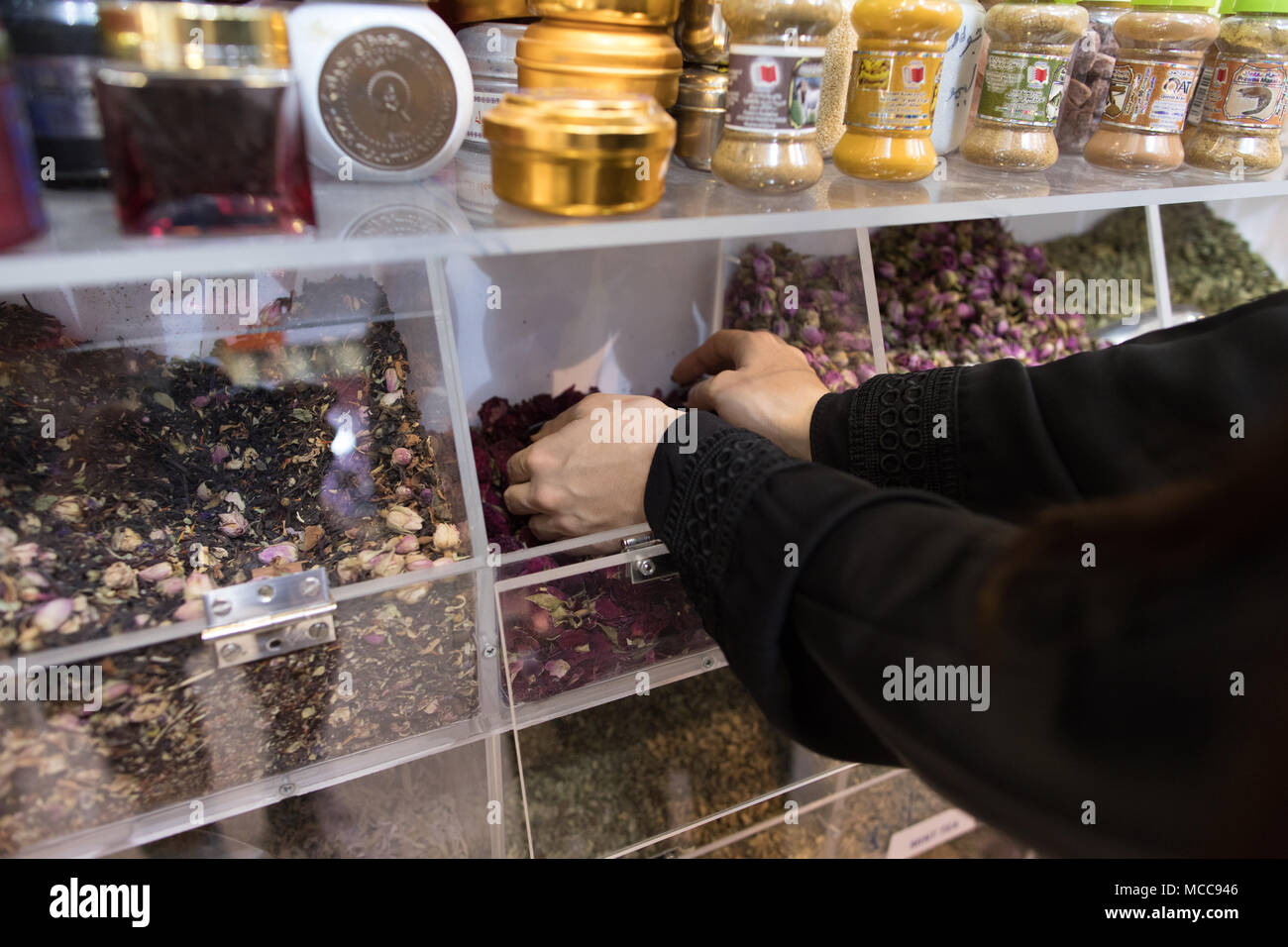 Belle femme dans le marché aux épices. Photo de mains. Banque D'Images