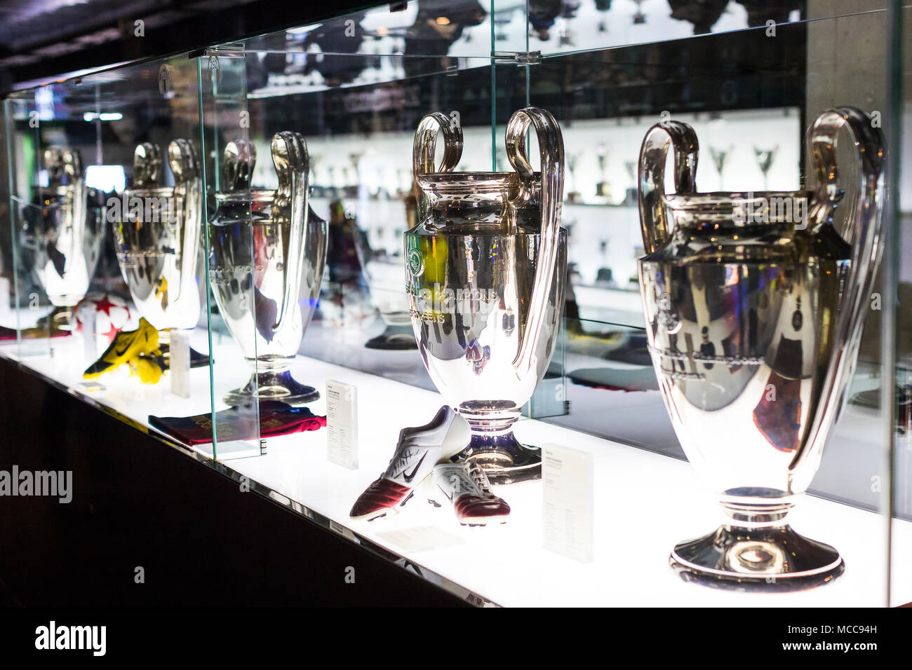 Barcelone, Espagne - 12 janvier 2018 : Le musée de trophées des coupelles et des bourses de l'équipe de FC Barcelone dans le Camp Nou. Banque D'Images