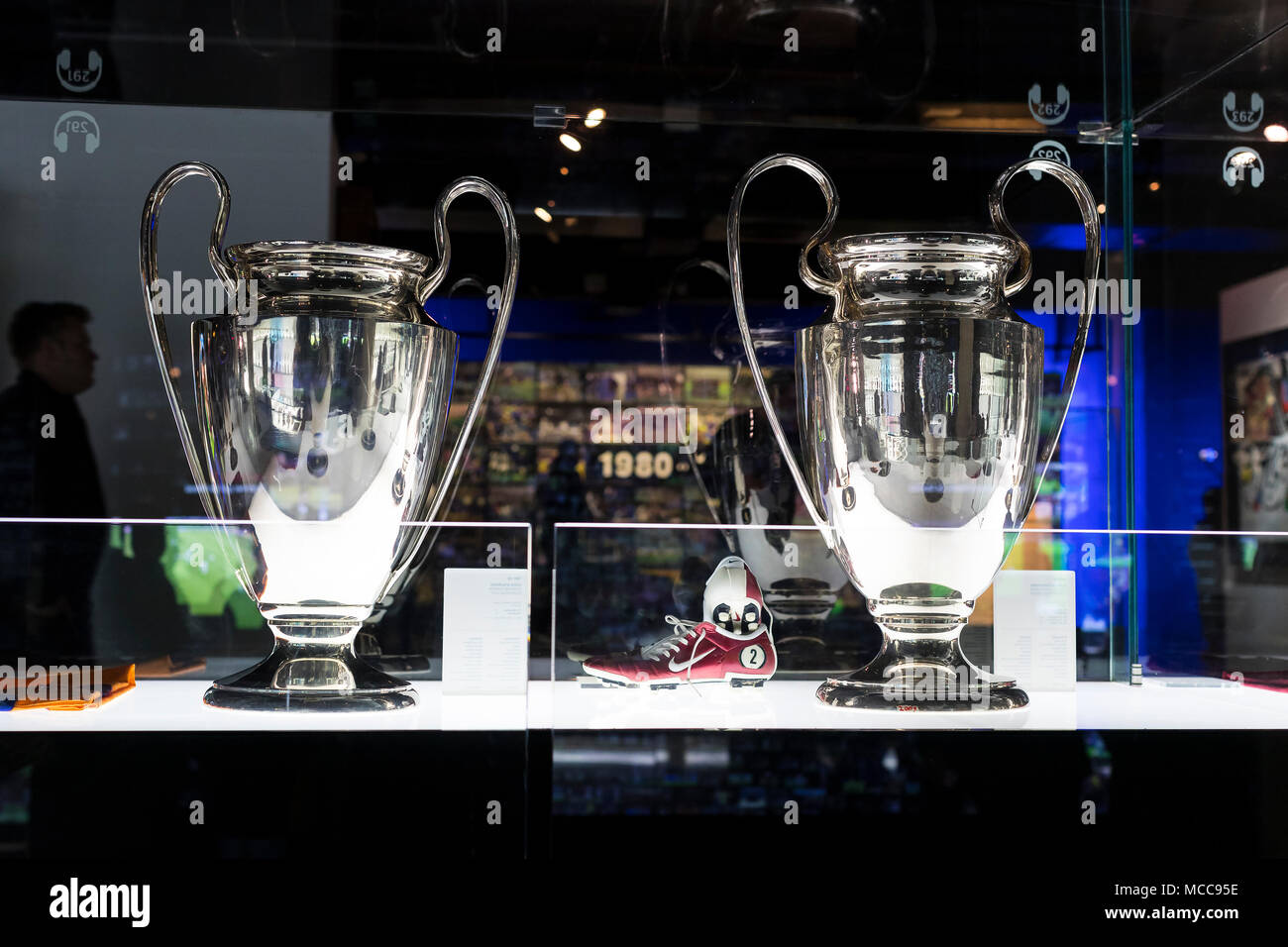 Barcelone, Espagne - 12 janvier 2018 : Le musée de trophées des coupelles et des bourses de l'équipe de FC Barcelone dans le Camp Nou. Banque D'Images