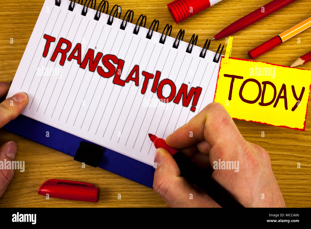 La traduction du texte d'écriture Appel de motivation. Sens Concept Transformer mots ou textes dans une autre langue écrite par marqueur dans la main en bois pour ordinateur portable Banque D'Images