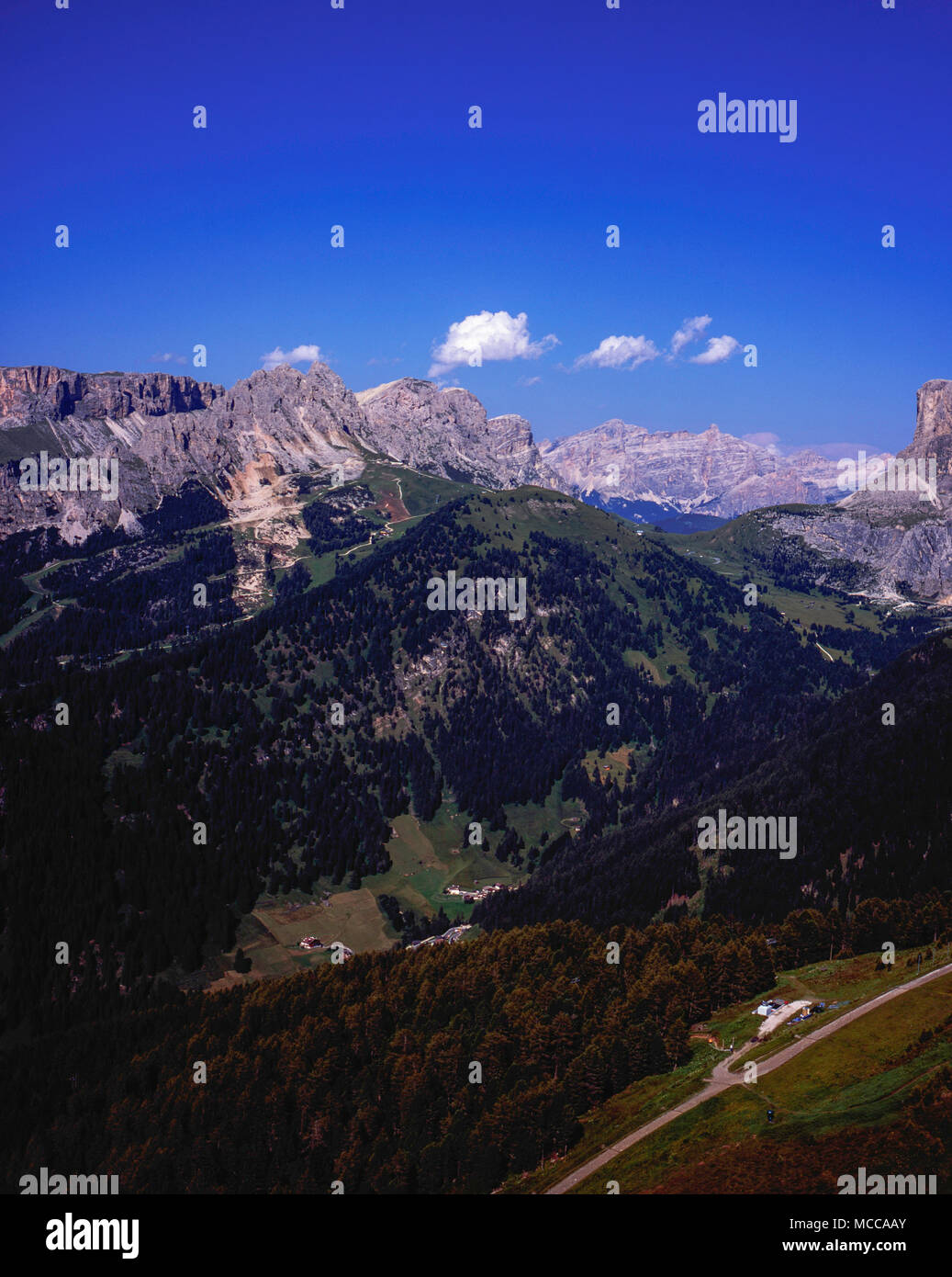 Le CIR se lever au-dessus de la Gran Passo Gardena ou Grodner Joch Selva Val Gardena Dolomites Tyrol du Sud, Italie Banque D'Images