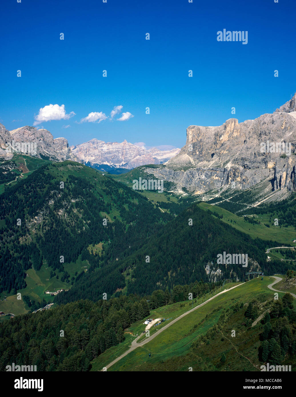 Le Passo Gardena Grodner Joch passant entre la Sella Gruppe et Grand Massif dans la cir Fanes distance Selva Val Gardena Dolomites Italie Banque D'Images