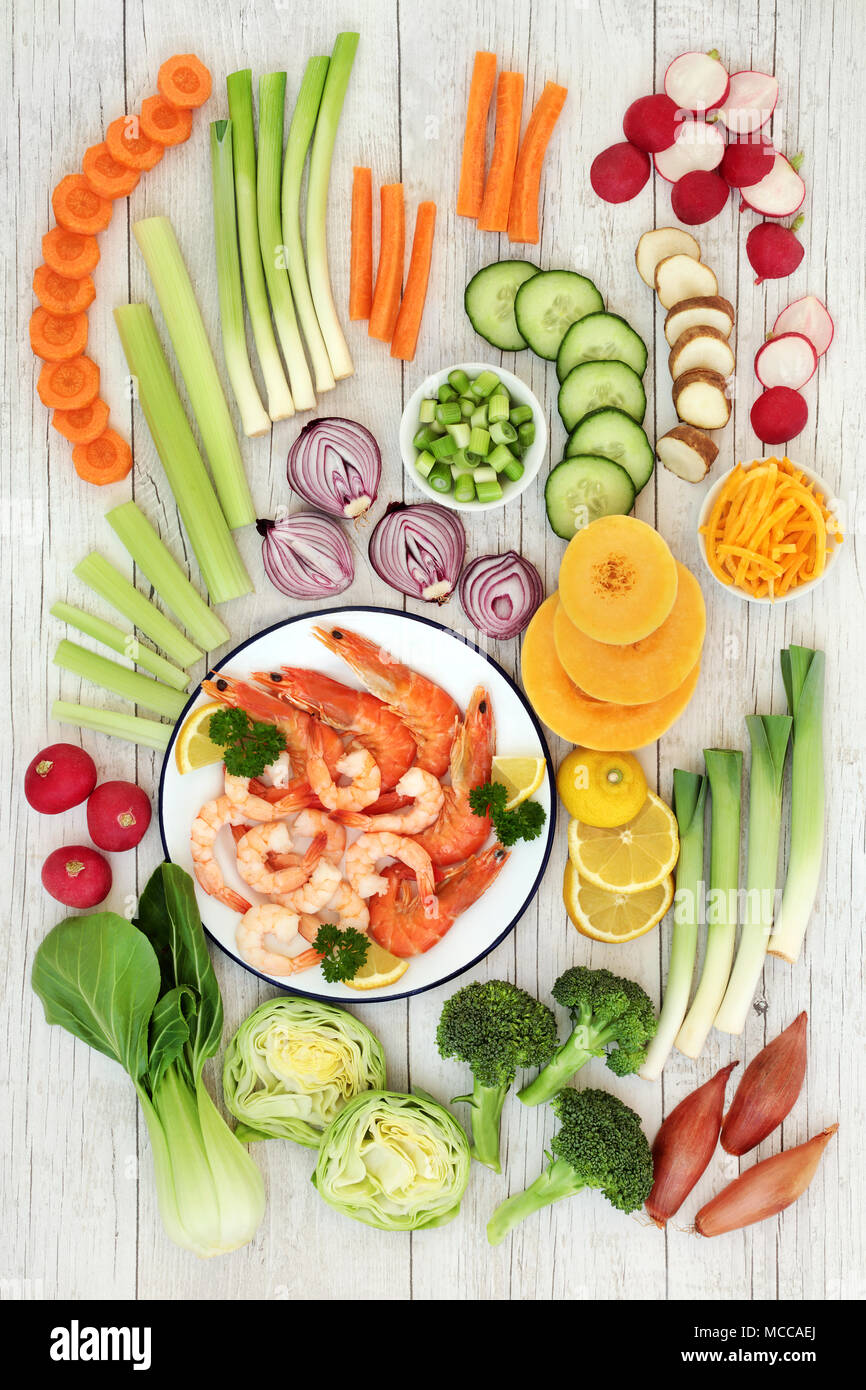 Santé macrobiotique concept alimentaire aux gambas et fruits de mer crevette et sélection des légumes frais avec des aliments riches en protéines, en antioxydants et vitamines. Banque D'Images
