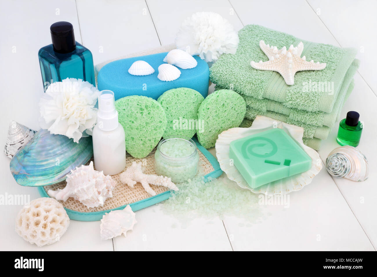 Salle de bains spa et beauté accessoires de traitement y compris l'arbre de thé de savon, lotion pour le corps, bain moussant et aromathérapie huiles essentielles. Banque D'Images