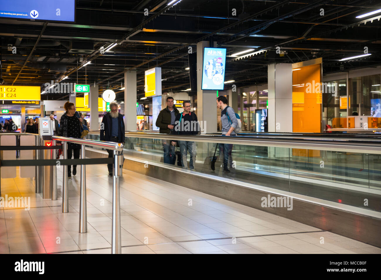 Les gens à l'aéroport de marcher jusqu'à la porte Banque D'Images