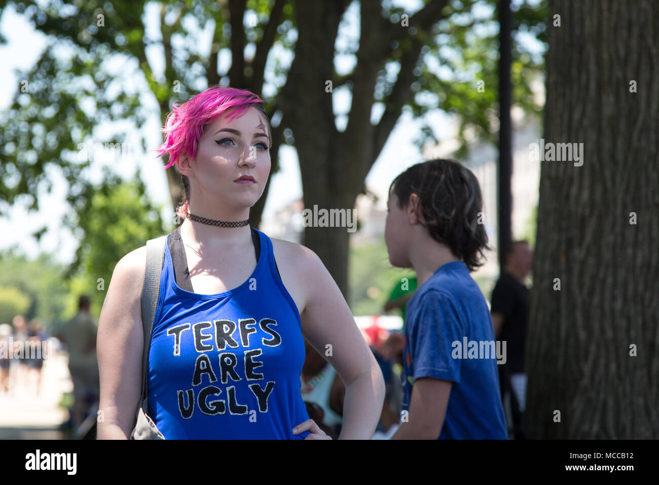 Participant de la Capitale 2017 Pride Parade, à Washington DC, portant une chemise où l'on peut lire "Terfs sont laids' Banque D'Images