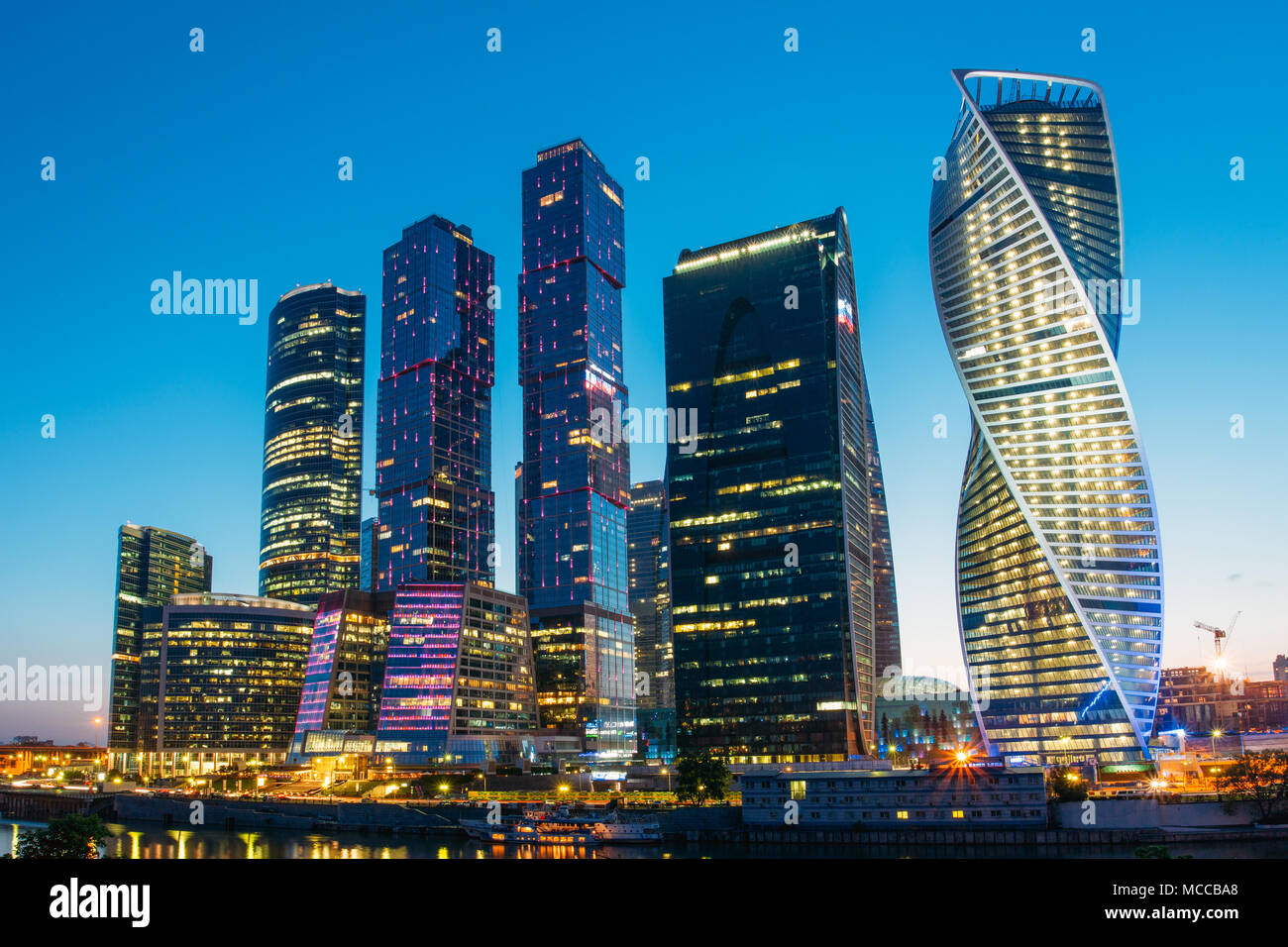 Bâtiments de la ville de Moscou de complexe de gratte-ciel au soir à Moscou, Russie. Centre d'affaires moderne de Moscou Banque D'Images