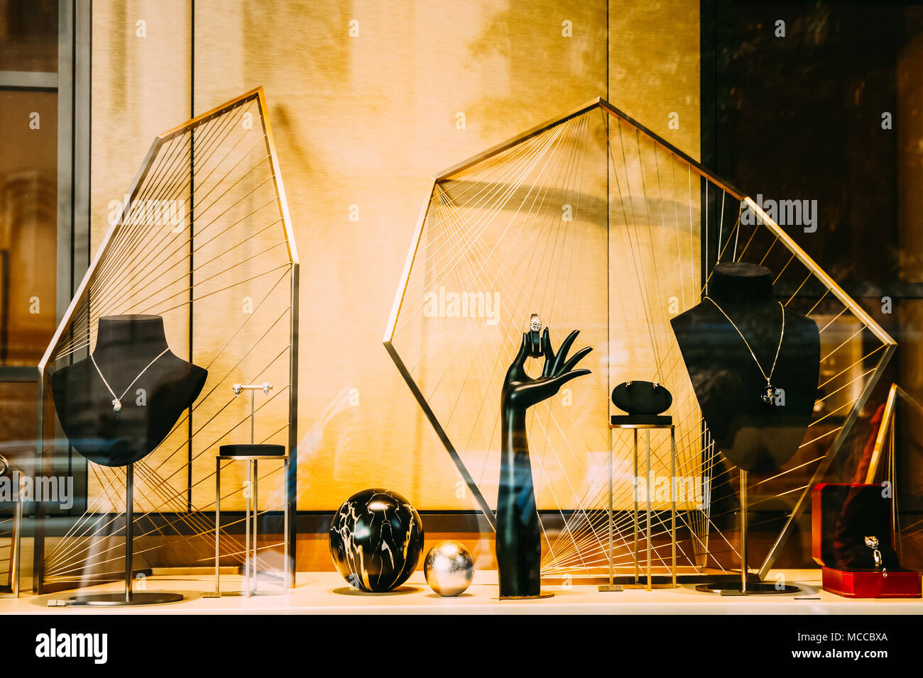 Bijoux ou bijoux en vitrine vitrine de magasin Mall marché. Banque D'Images