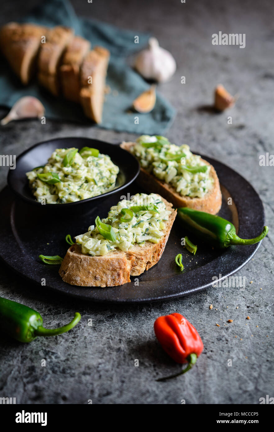 Propagation végétarien sain fait de la courgette, l'oignon vert, l'ail et le fromage à la crème Banque D'Images