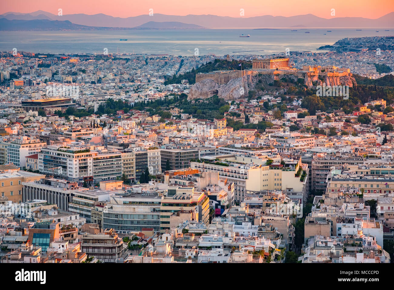 Vue aérienne sur Athènes, Grèce au coucher du soleil Banque D'Images