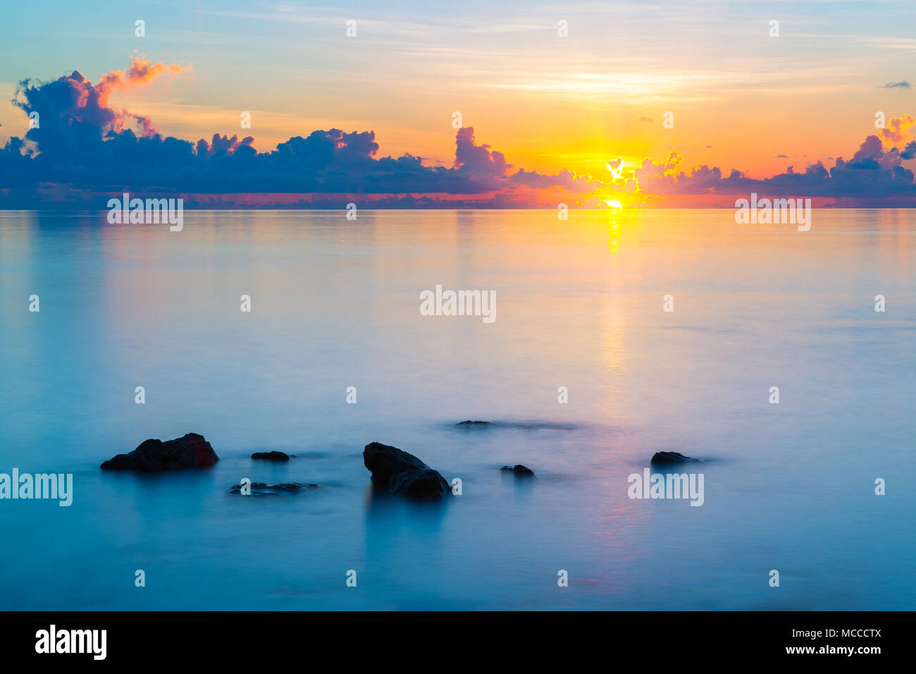 Lever de soleil sur l'océan Banque D'Images