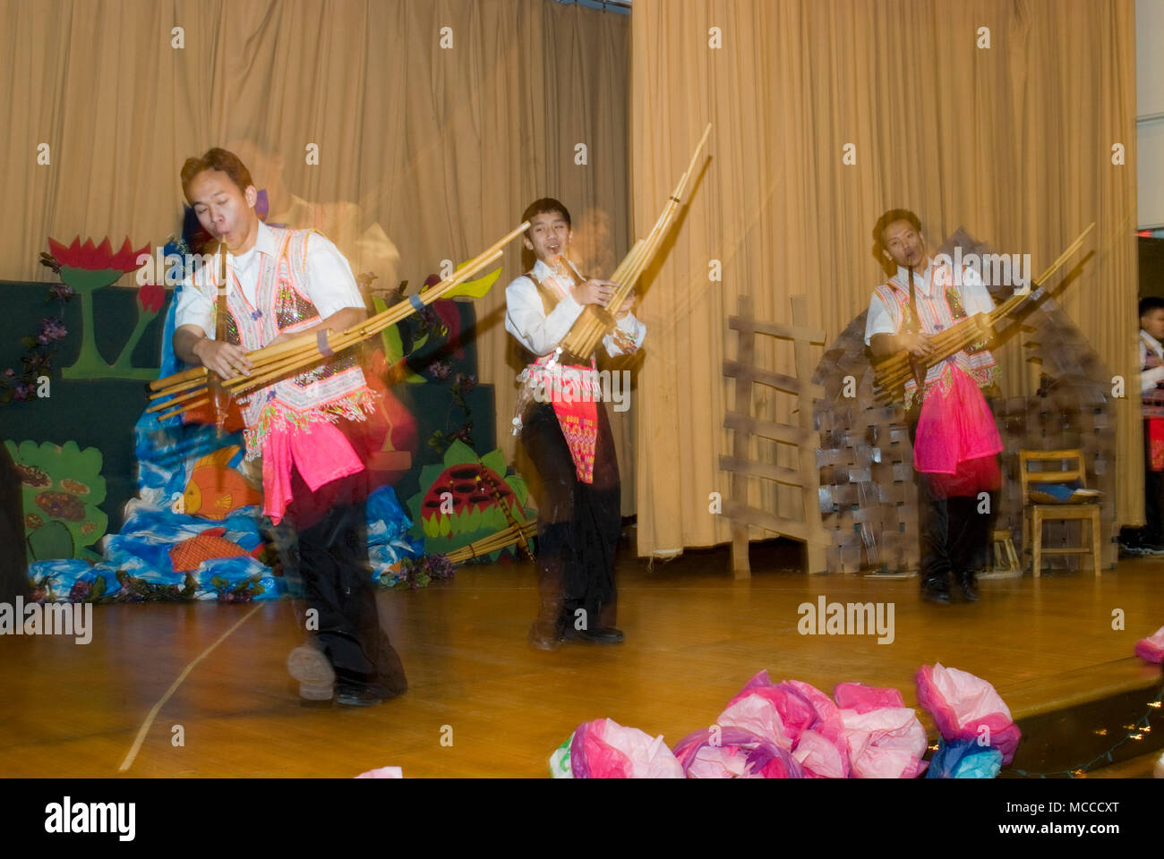 Saint Paul, Minnesota. L'école communautaire de l'excellence. La célébration du Nouvel An Hmong. Jouant le Qeej au nouvel ans festival. Banque D'Images