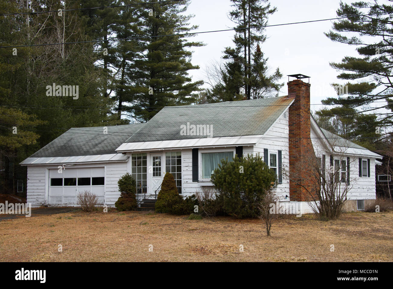 Maison à ossature bois blanc négligé dans le besoin de peinture et d'entretien dans les Adirondacks, NY USA Banque D'Images