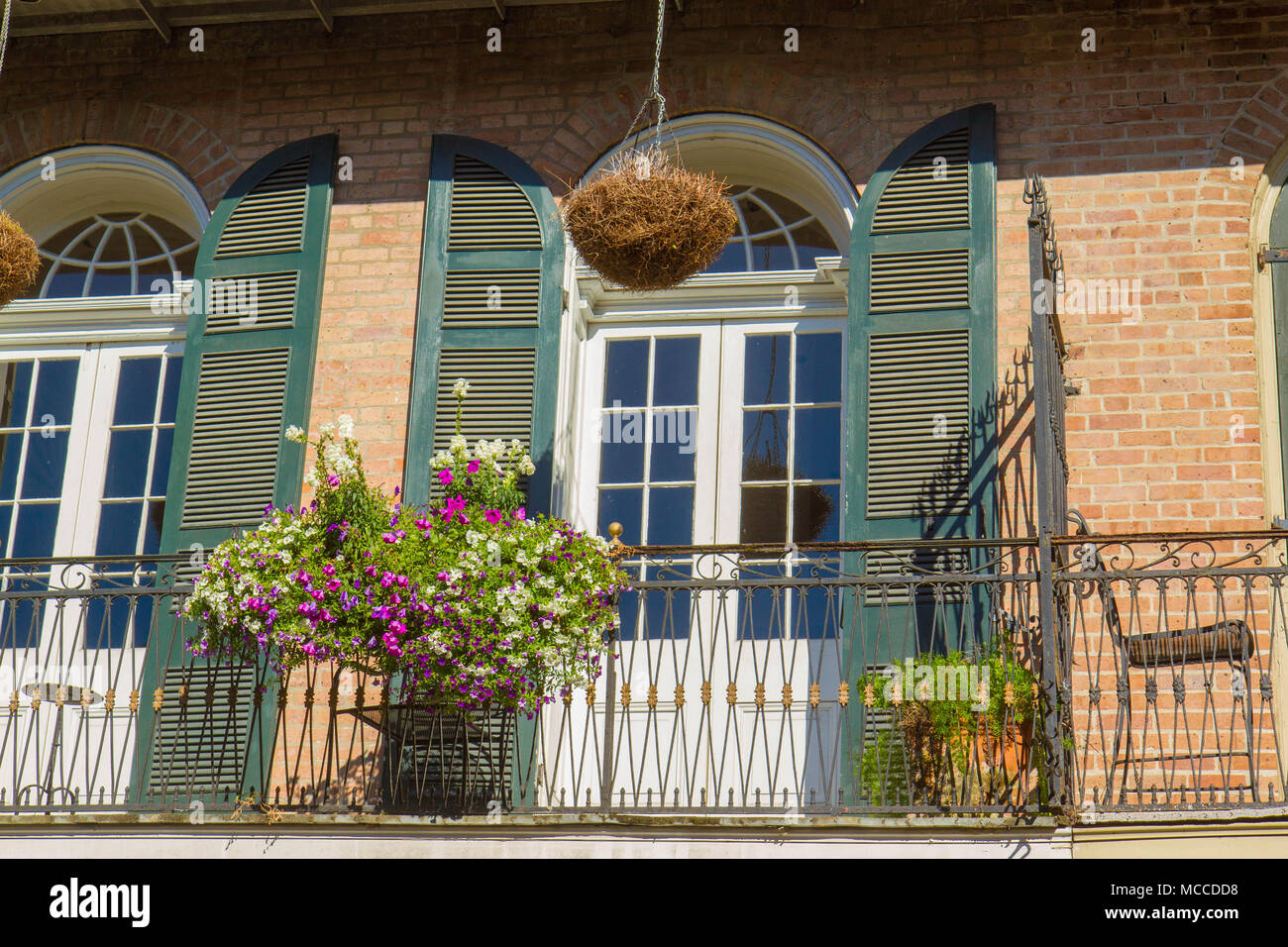 L'architecture du quartier français, la Nouvelle Orléans, Louisiane, États-Unis. Construit au 18ème siècle de style architectural espagnol avec balcons en fer. Banque D'Images