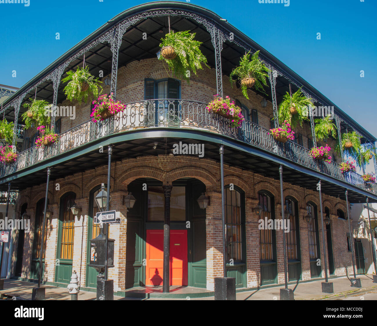 L'architecture du quartier français, la Nouvelle Orléans, Louisiane, États-Unis. Construit au 18ème siècle de style architectural espagnol avec balcons en fer. Banque D'Images