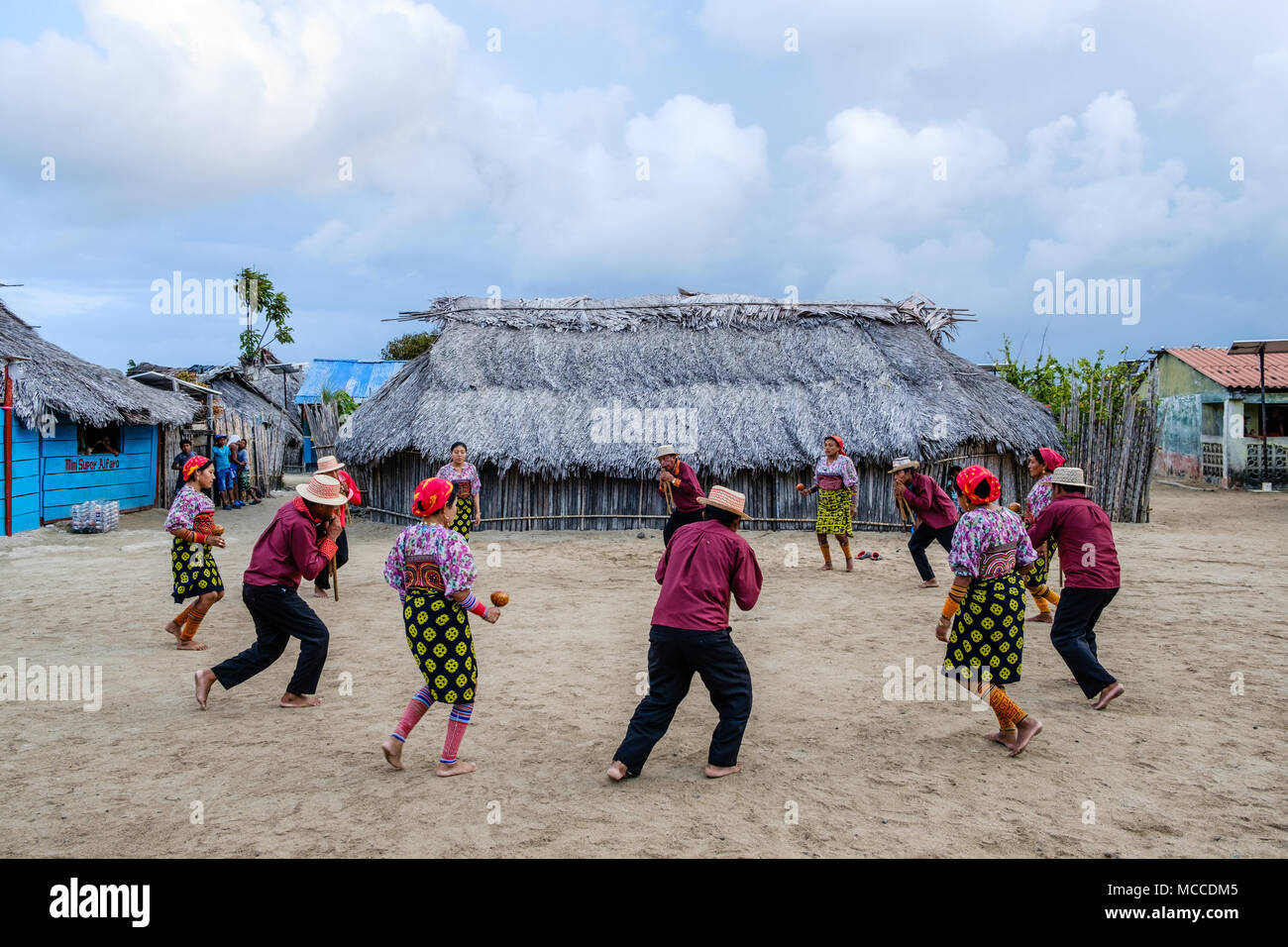 Guna Yala, Panama - mars 2018 : la danse traditionnelle du peuple kuna dans village, îles San Blas. Les populations autochtones sont les Kuna du Panama et de la Colombie Banque D'Images