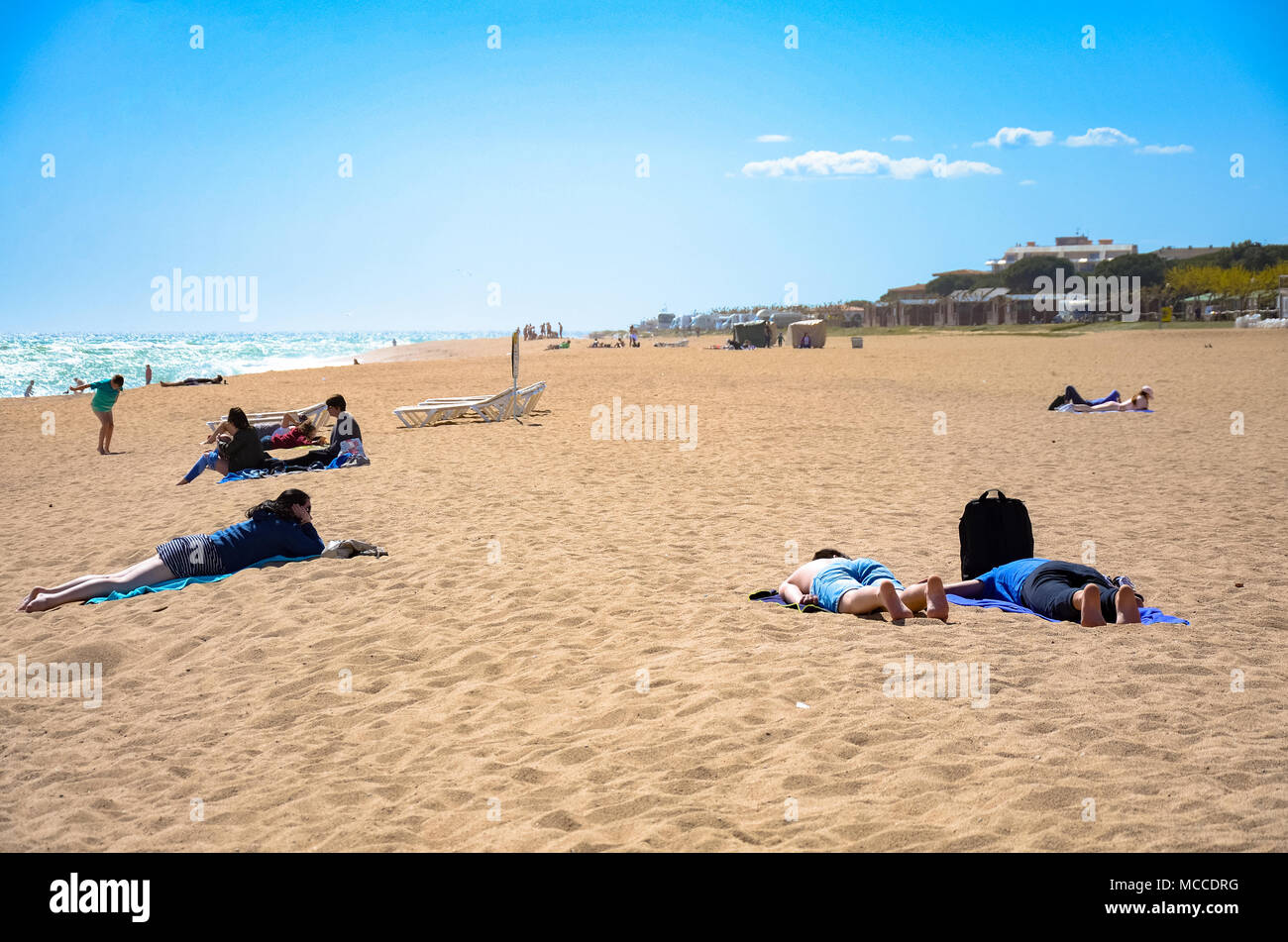 Vacances décideurs se trouvent sur la plage de Santa Susanna en Espagne. Banque D'Images