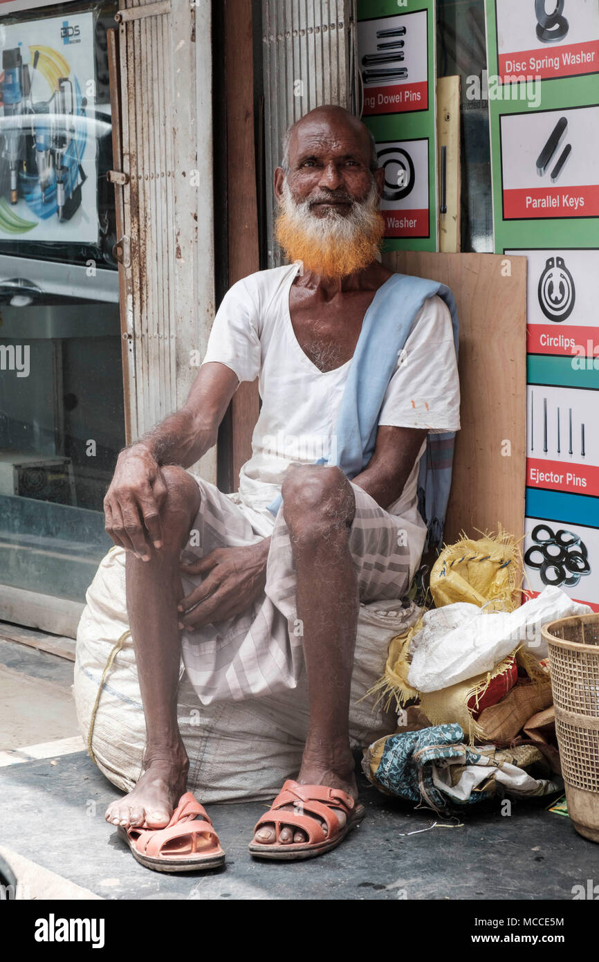 Vieil homme avec une barbe teints au henné en dehors d'un magasin sur Nagdevi Street près de Crawford Market à Mumbai Banque D'Images