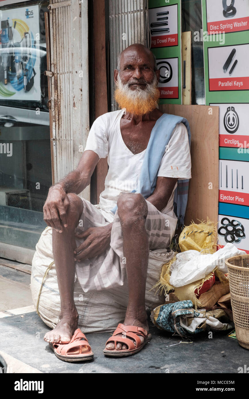 Vieil homme avec une barbe teints au henné en dehors d'un magasin sur  Nagdevi Street près de Crawford Market à Mumbai Photo Stock - Alamy
