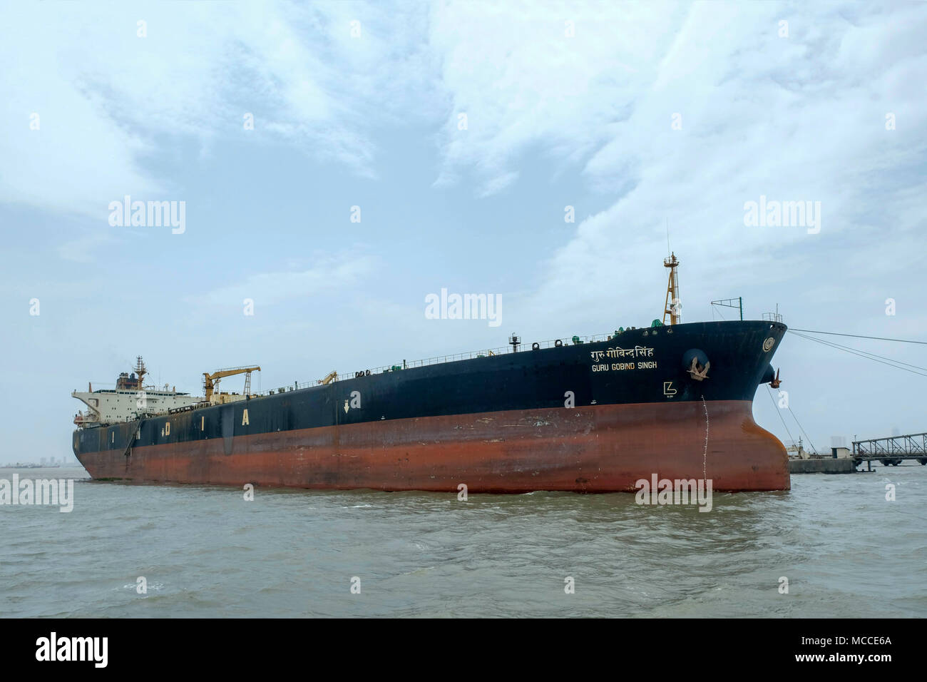 Le Gourou Gobind Singh pétroliers dans le port de Mumbai, Inde Banque D'Images