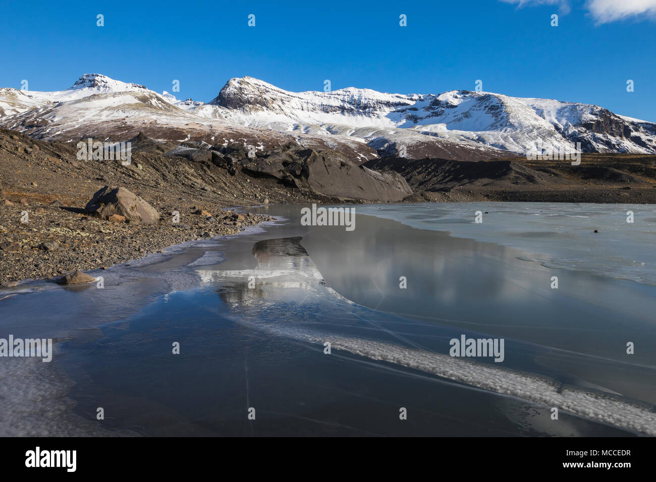 Lac gelé à la fin de l'Svinafellsjökull, un glacier de vallée écoulement Öraefajökull Volcan, un volcan de glace dans le parc national du Vatnajökull le long de la Banque D'Images