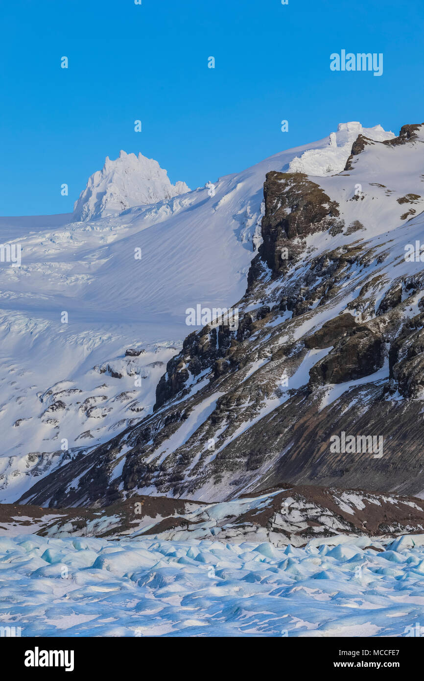 Les crevasses et autres fonctionnalités de glace vu de sentier le long glacier Svinafellsjökull, un écoulement Öraefajökull Volcan, un volcan sur le côté sud de V Banque D'Images