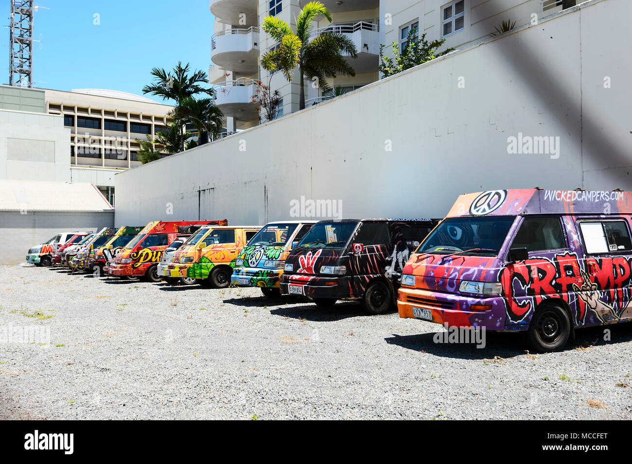Parc de stationnement Wicked Campers décorées campervans, une entreprise de location de camping-cars bon marché populaire auprès des routards, Cairns, Far North Queensland, FNQ, QLD Banque D'Images Parc de stationnement Wicked Campers décorées campervans, une entreprise de location de camping-cars bon marché populaire auprès des routards, Cairns, Far North Queensland, FNQ, QLD Banque D'Images