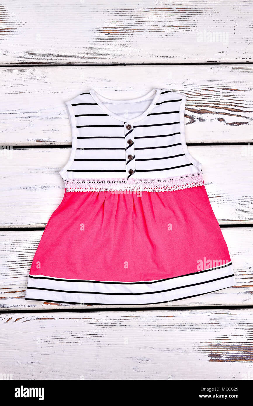 Bebe Fille Robe D Ete A La Mode Baby Girl Robe A La Mode Avec Ceinture Brodee Sur Fond De Bois Kids Fashion Style Photo Stock Alamy