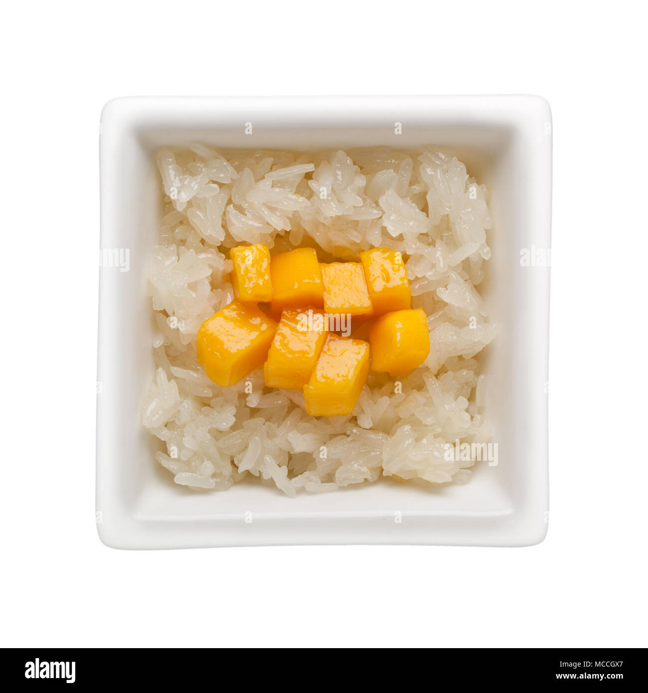 Thai riz collant à la mangue dans un bol carré isolé sur fond blanc Banque D'Images