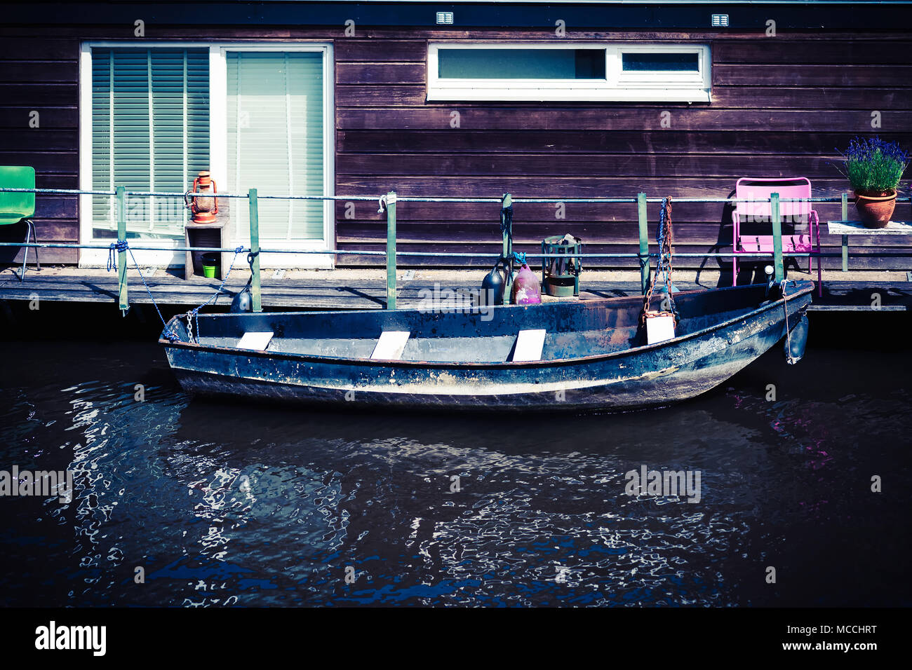 L'ancien bleu bateau Schooier (mendiant) amarré près d'une maison bateau, Amsterdam Banque D'Images