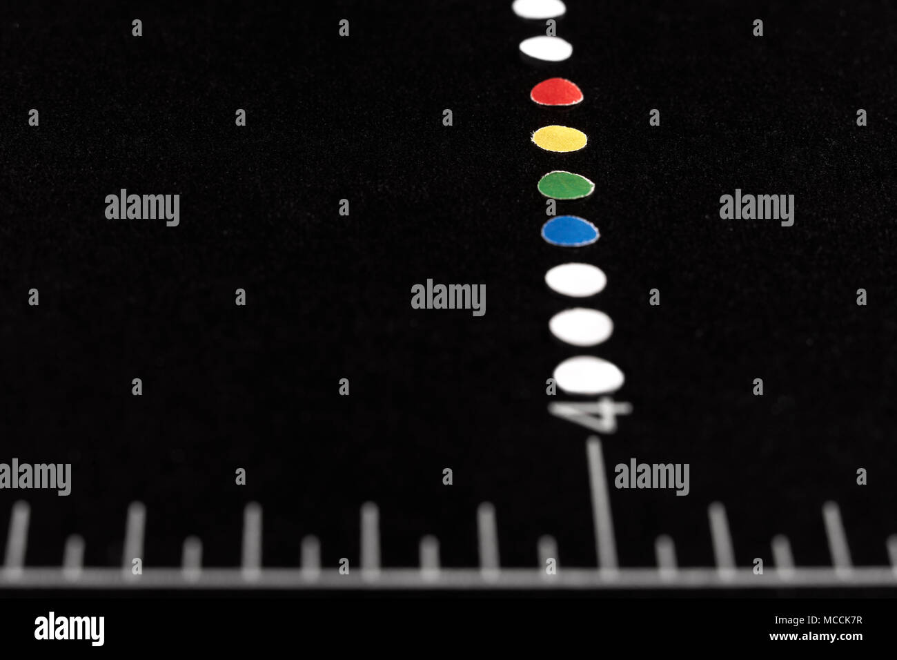 Les points de couleur et blanc et des cercles de différentes manières à un fond blanc ou noir Banque D'Images