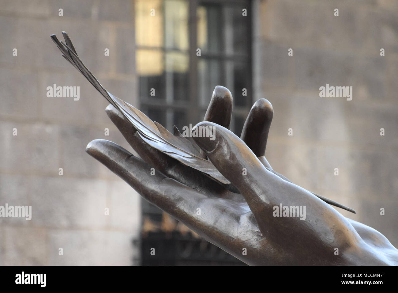 Close up sur une sculpture intitulée Une feuille dans la main - une feuille dans la main par l'artiste Jules Lasalle. Banque D'Images