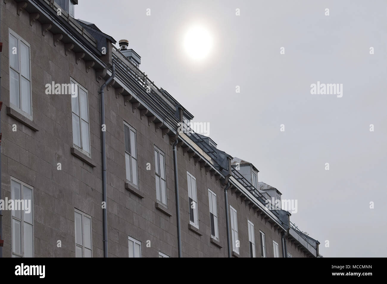 Une vieille maison en pierre dans le Vieux Québec sur un ciel nuageux l'après-midi. Banque D'Images