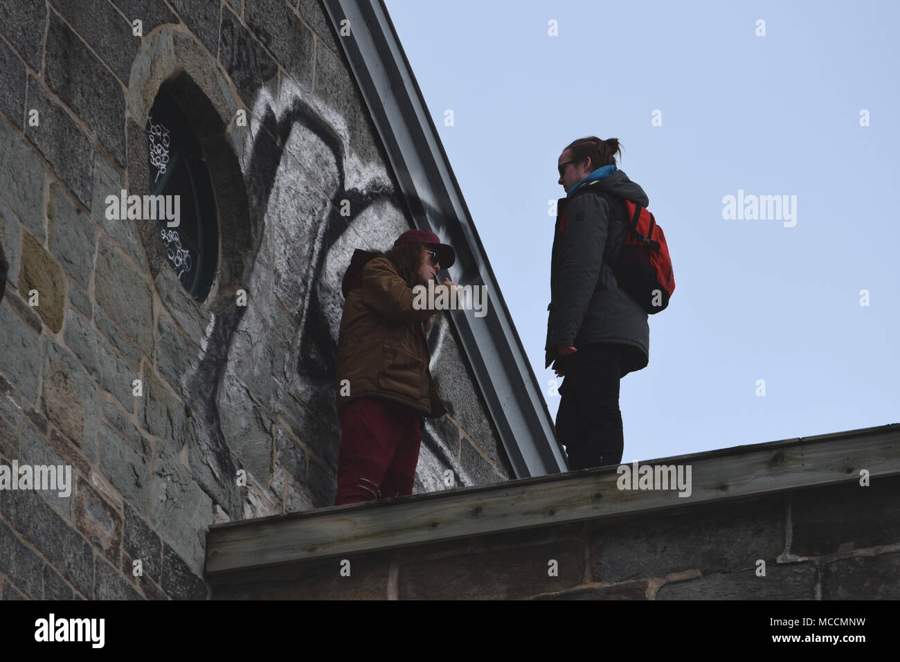 En prenant une pause de fumer la cigarette sur les remparts de la vieille ville de Québec Banque D'Images