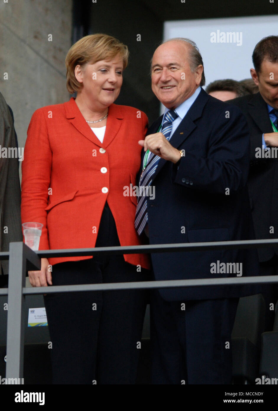 Olympiastadion Berlin Allemagne, 30.6.2006, la FIFA World Cup quarts, l'Allemagne contre l'Argentine 4:2 après les pénalités --- La chancelière allemande Angela Merkel et le président de la FIFA Joseph Blatter "epp" (GER) Banque D'Images