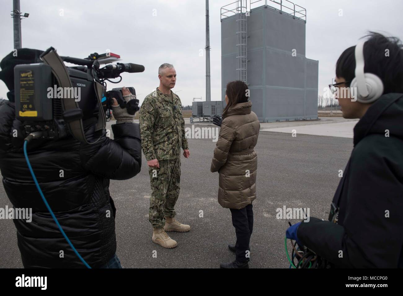 180207-N-GP524-0278 ÉGIDE À TERRE DE DÉFENSE ANTIMISSILE, Roumanie (fév. 7, 2018). Mark Fegley, centre gauche, commandant de l'Égide à terre de défense antimissile (AAMDS) Roumanie, est interviewé par les médias japonais Asahi TV anchor Tomoko Nagano, au centre, à droite, au cours d'un service médias s'embarquer. L'installation de soutien naval et Deveselu AAMDS Roumanie sont situés dans la base militaire roumaine 99e et jouer un rôle clé dans la défense antimissile balistique en Europe orientale. (U.S. Photo par marine Spécialiste de la communication de masse 2e classe Bill Dodge/libérés) Banque D'Images