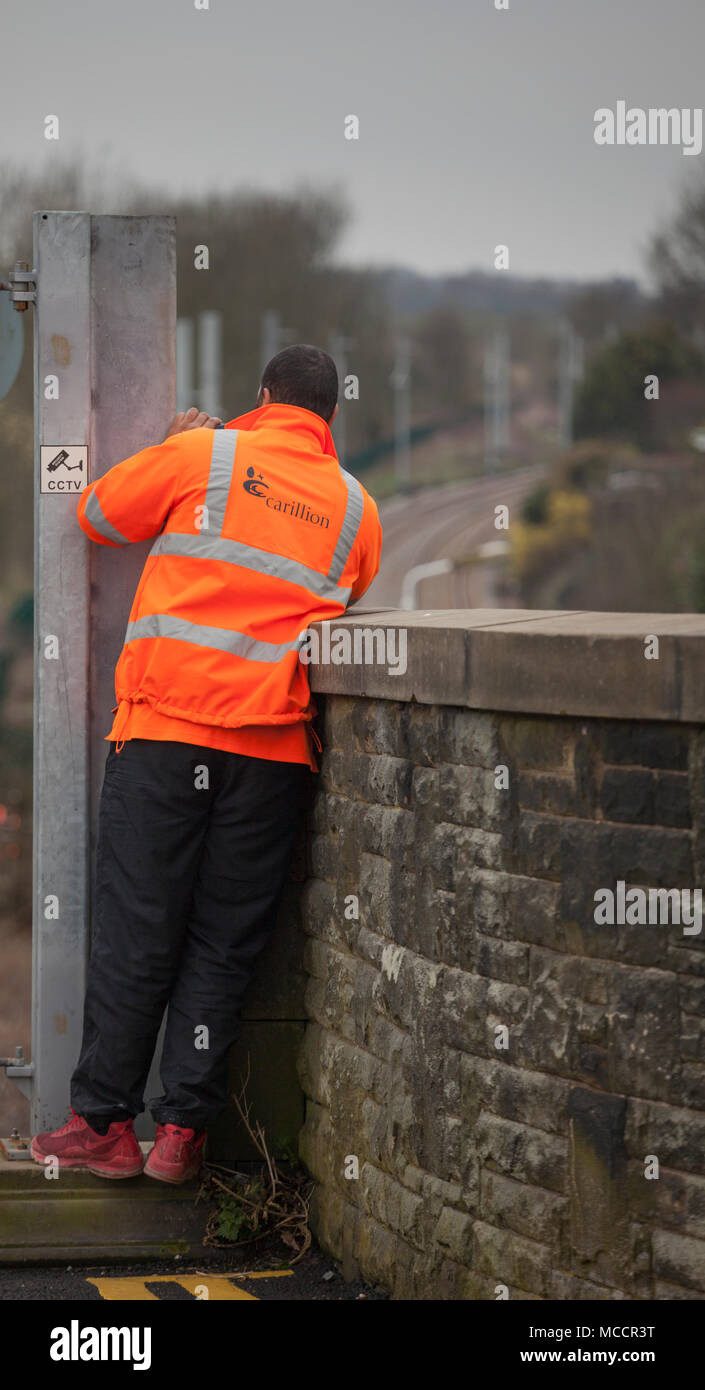 Lostock (au nord de Bolton) Homme de Carillion viz haut progrès d'observation sur la Manchester à Preston projet d'électrification des chemins de fer Banque D'Images Lostock (au nord de Bolton) Homme de Carillion viz haut progrès d'observation sur la Manchester à Preston projet d'électrification des chemins de fer Banque D'Images