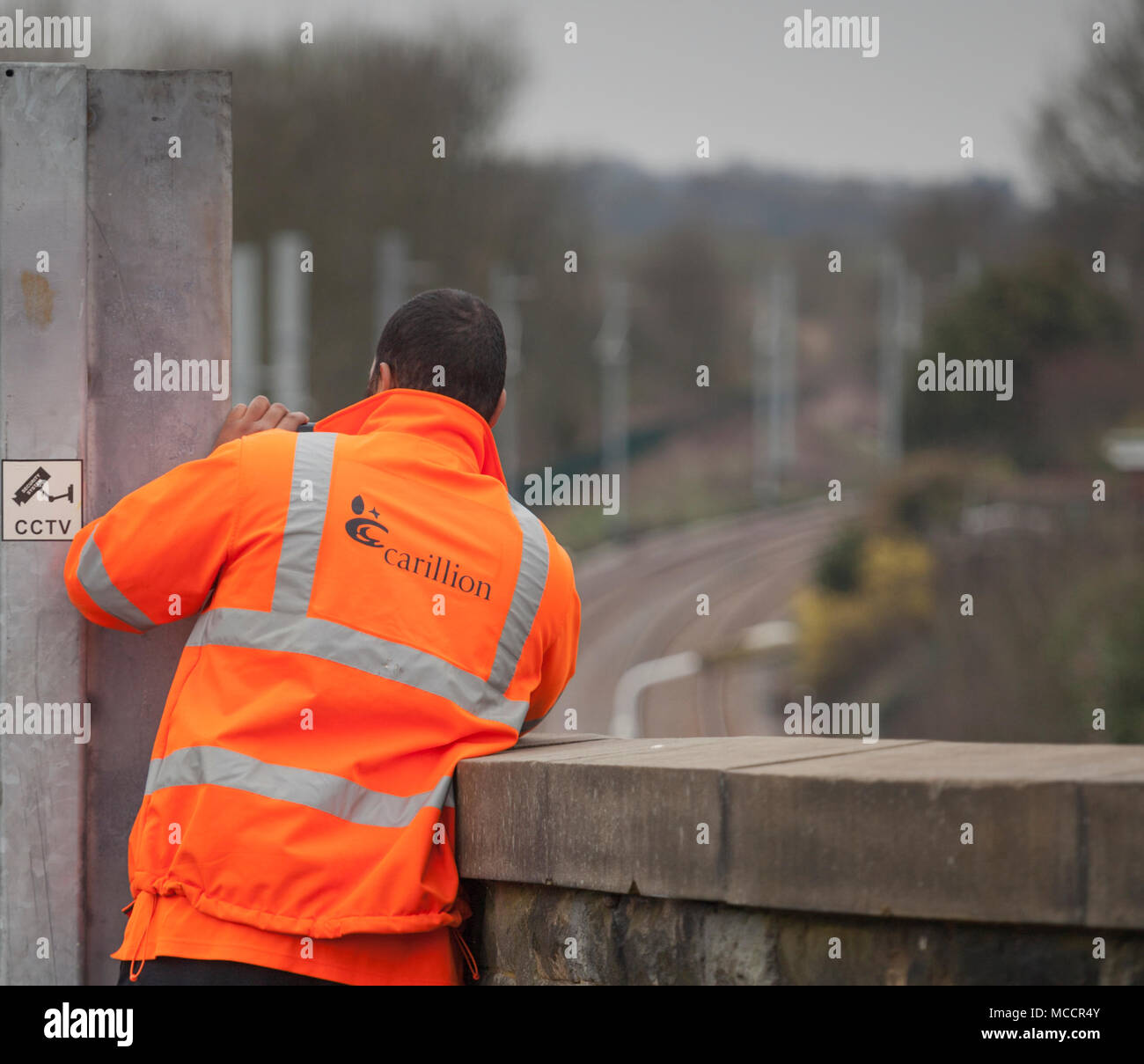 Lostock (au nord de Bolton) Homme de Carillion viz haut progrès d'observation sur la Manchester à Preston projet d'électrification des chemins de fer Banque D'Images Lostock (au nord de Bolton) Homme de Carillion viz haut progrès d'observation sur la Manchester à Preston projet d'électrification des chemins de fer Banque D'Images