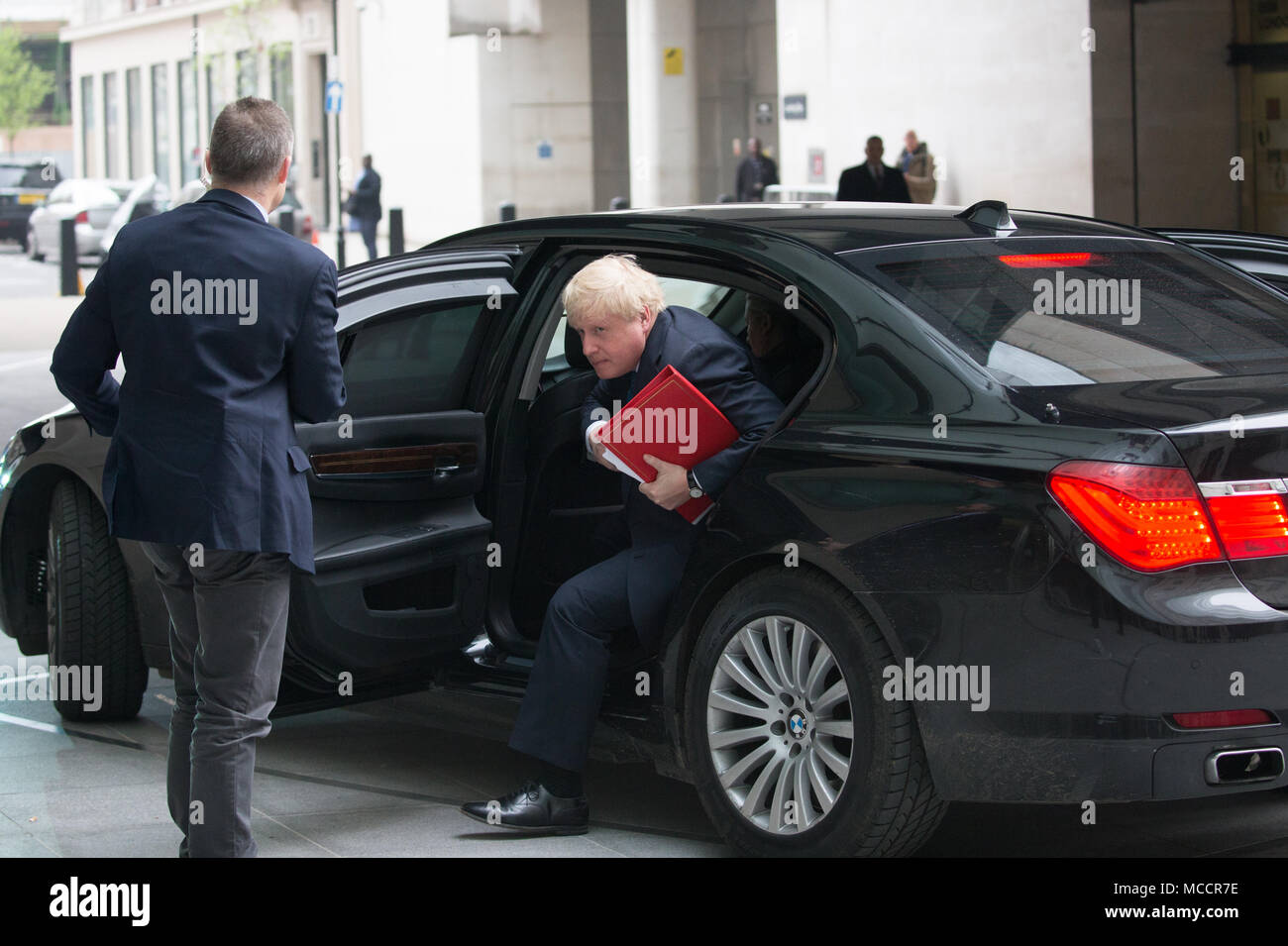 Secrétaire des affaires étrangères, Boris Johnson, arrive à la BBC pour figurer sur "l'Andrew Marr Show' et parler de la situation en Syrie. Banque D'Images