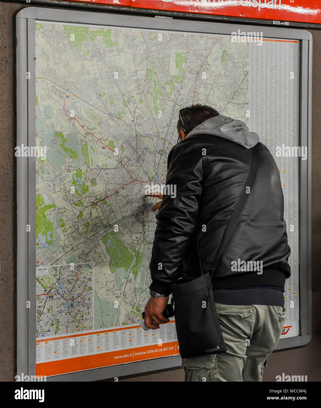 Milan, Italie - 1er avril 2018 : Un homme regarde une carte du réseau de métro de Milan Banque D'Images