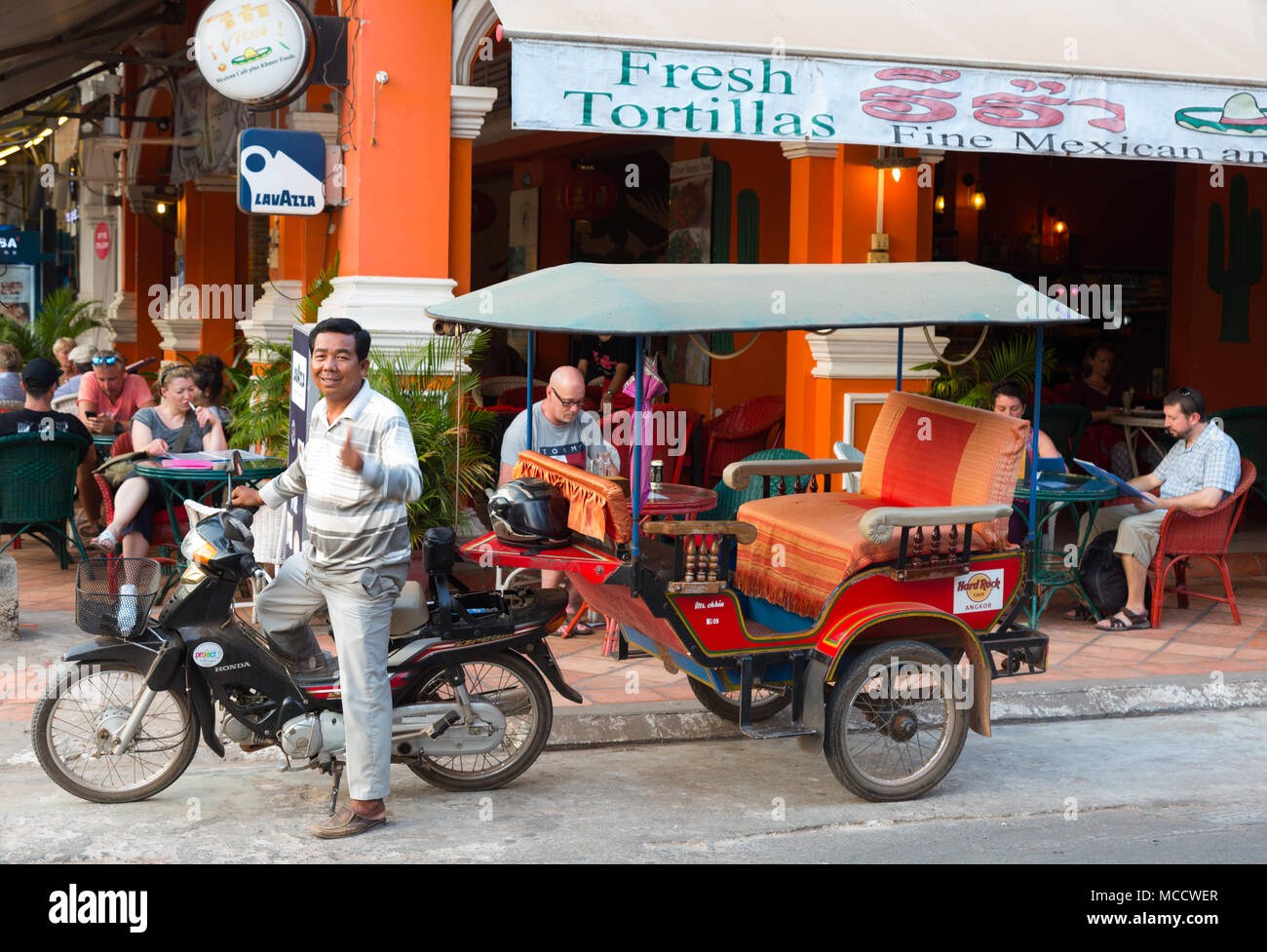 Siem Reap - taxi moto Tuk Tuk et taxi driver, Siem Reap, Cambodge Asie Banque D'Images