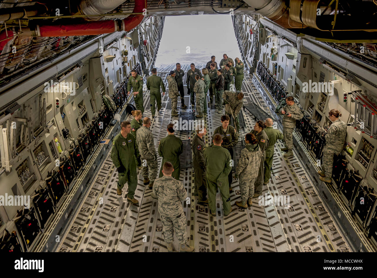 La Garde nationale aérienne de partout au pays participent à des scénarios de formation en évacuation aéromédicale au cours du Sud 2018 PATRIOT, Gulfport, Mississippi, le 12 février 2018. PATRIOT est un exercice d'entraînement aux opérations domestiques parrainé par la Garde nationale qui vise à accroître la compréhension de la coordination, politiques et procédures nécessaires à la réalisation d'une réponse nationale interinstitutions. (U.S. Photo de la Garde nationale aérienne par le sergent. Michelle Y. Alvarez-Rea) Banque D'Images