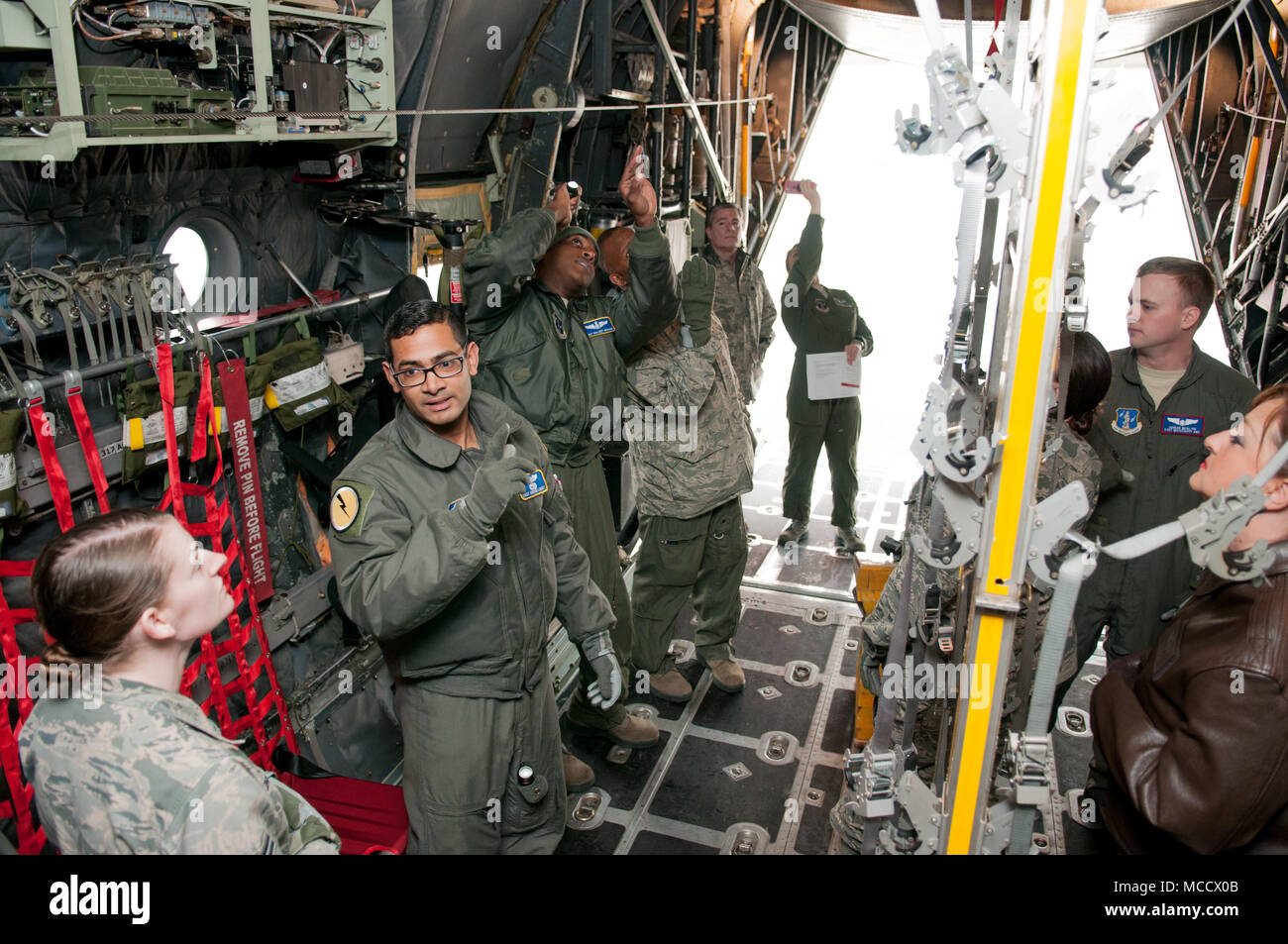 Les membres de la Garde nationale aérienne de l'ensemble du pays un cours de recyclage sur les sorties d'urgence sur un C-130 Hercules pour préparer des scénarios de formation en évacuation sanitaire aérienne PATRIOT pendant 18 sud, à la CRTC Gulfport de Gulfport, Mississippi, le 12 février 2018. PATRIOT 18 Sud est une joint-agency les opérations (DOMOPS) exercice visant à accroître la capacité des collectivités locales, d'État et organismes fédéraux pour coordonner et travailler ensemble en réponse à une origine naturelle ou d'urgence. (Ohio Air National Guard photo de Tech. Le Sgt. Kuetemeyer nic) Banque D'Images