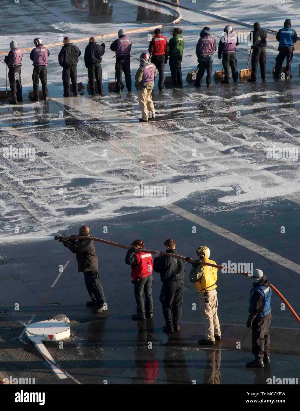180208-N-SUR904-4050 OCÉAN ATLANTIQUE (fév. 8, 2018) marins participer à un nettoyage de la cabine de pilotage de la classe Nimitz porte-avions USS ABRAHAM LINCOLN (CVN 72). (U.S. Photo par marine Spécialiste de la communication de masse Seaman Ashley M.C. Estrella/libérés) Banque D'Images