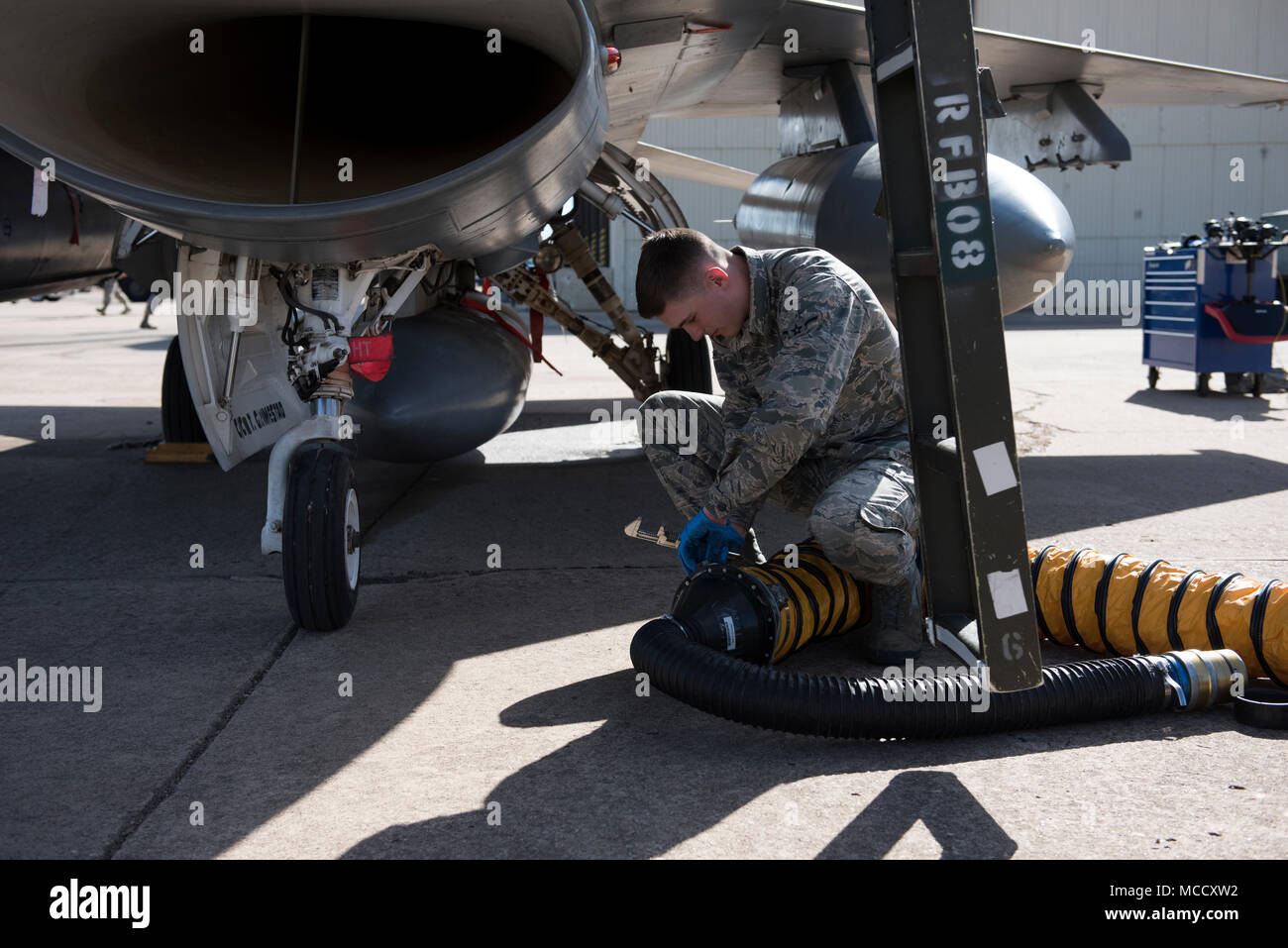 Airman Justin Snodgrass, 362e Escadron d'entraînement d'apprenti chef d'équipe d'étudiants bien sûr, met fin à une unité de climatisation à partir d'un F-16 Falcon à Sheppard Air Force Base, Texas, le 2 février 2018. Le climatiseur est utilisé pour refroidir l'air de plaisance pendant l'entretien. Snodgrass est dans le bloc de cinq et neuf diplômés prévue pour le 2 avril. Banque D'Images